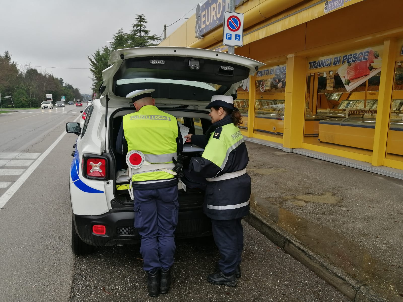 Multe per 40mila euro in un anno a Ronchi, agenti a scuola con gli studenti